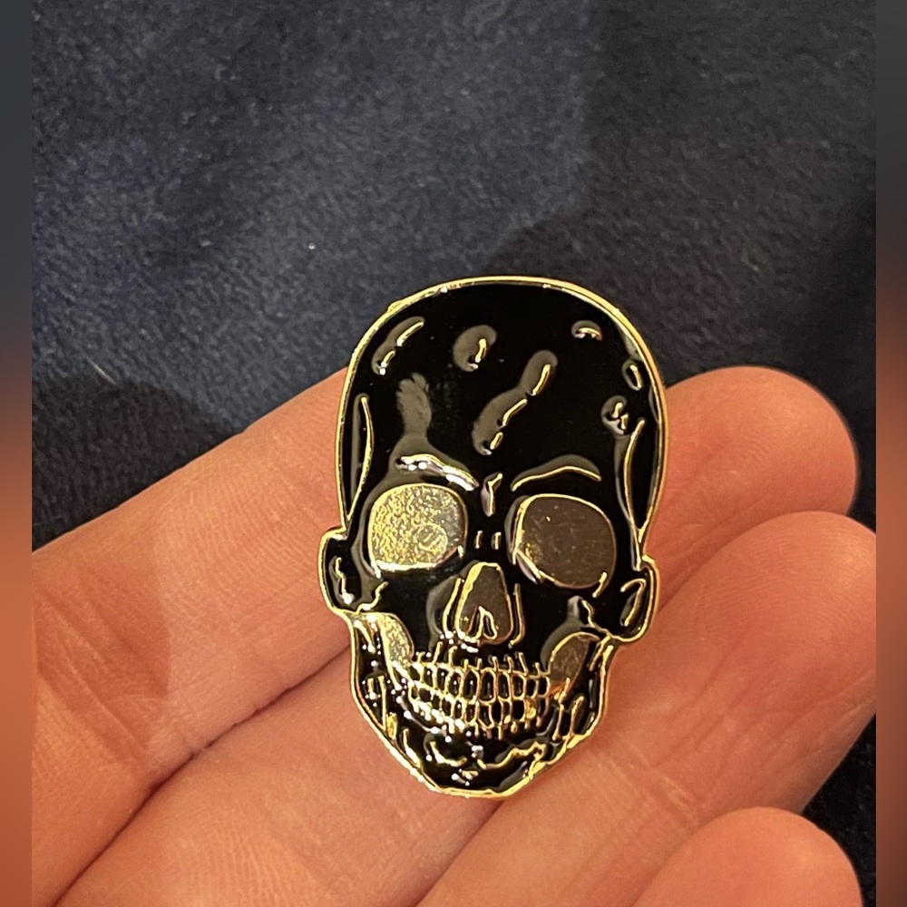 Punk pirate enamel Shakespeare’s globe theatre skull pin brooch.